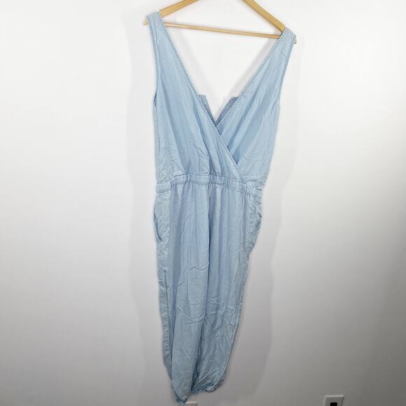 Cloth & Stone Womens Chambray Jumpsuit Size S Blue Tencel V Neck Capri Summer - Picture 3 of 11